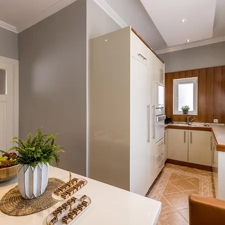 New! Elegant Downtown - Casa Kaja